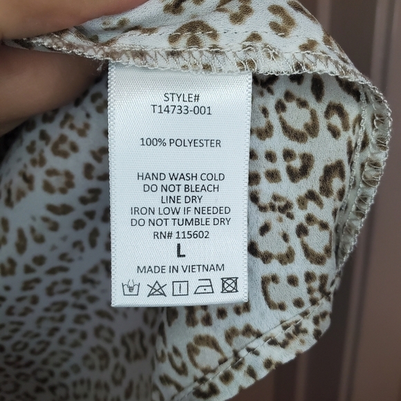 All in Favor Animal Print Blouse Sz L - Picture 8 of 8